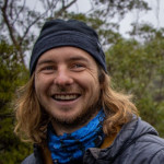 Ich bin Dylan Mancinelli, ein abenteuerlustiger Typ. In jedem möglichen Moment bin ich in den Bergen, um Pisten zu zerreißen oder Fahrradparks anzugreifen. Dieser Lebensstil löste meinen Abenteuerreiseblog - Tracks Less Traveled - aus, in dem ich meine Begeisterung mit Gleichgesinnten teile, die nach ihrem nächsten Abenteuer suchen.