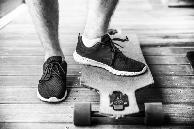 Top 10: Las Mejores Marcas De Longboard. : Preparándose para montar un tablero de una de las mejores marcas de longboard.